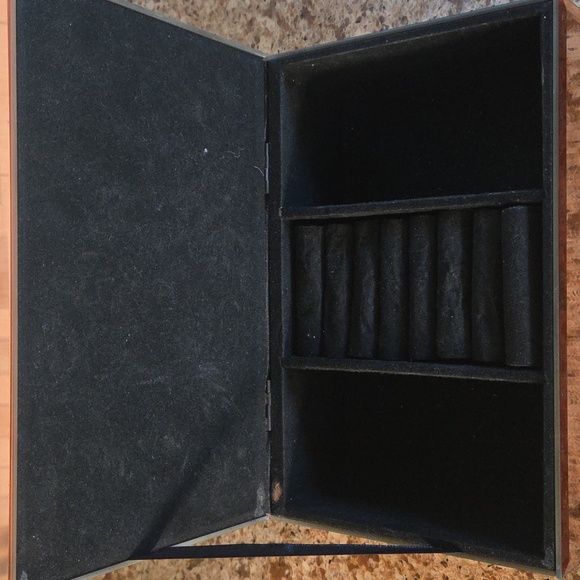 Elegant Rose Gold Jewelry Box - Picture 5 of 8